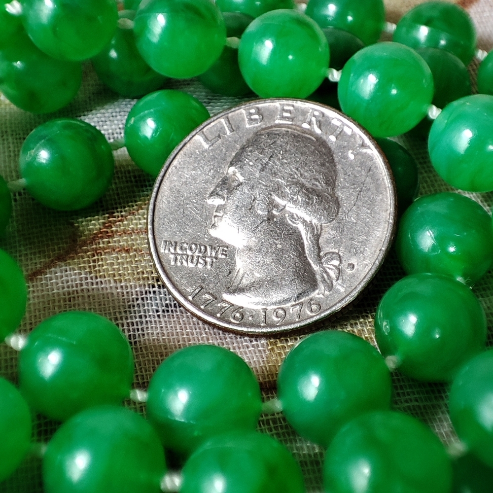 Kelly Green Hong Kong Plastic Bead Necklace Light Weight Vintage Jade Color - Picture 5 of 10